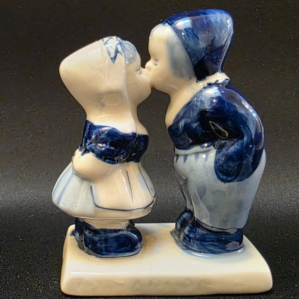DELFT HAND PAINTED PORCELAIN STATUE FIGURINE GIRL & BOY KISSING